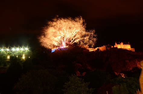 MichaelPocketList: fireworks above Edinburgh castle[1042x690]