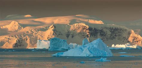 Iceberg, Antarctica – License image – 71411750 lookphotos