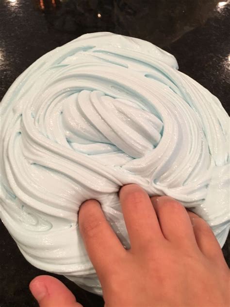 This blue fluffy slime is so satisfying! Recipe: Glue Shaving cream Foaming hand soap Corn ...