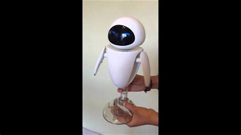 Eva Robot Interactivo Disney Pixar - YouTube