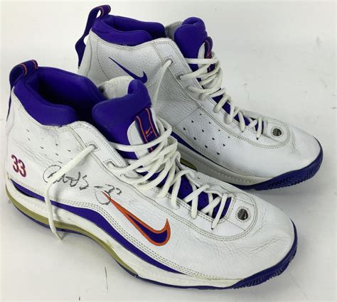 Lot Detail - Patrick Ewing Game Used & Signed 1999 Christmas Day New York Knicks Sneakers (JSA)