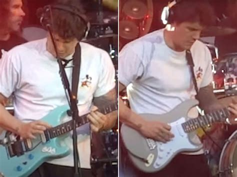 Watch John Mayer play one guitar solo with two guitars