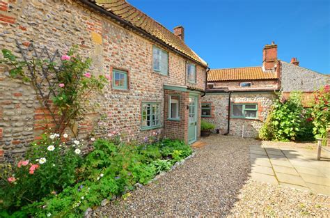 Pin by Sarah Thorogood on Norfolk story | Norfolk country cottages, Norfolk cottages, Holiday ...