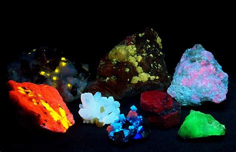 Minéraux fluorescent sous UV by someHerrings Rangée arrière, gauche à droite : Apatite sur ...