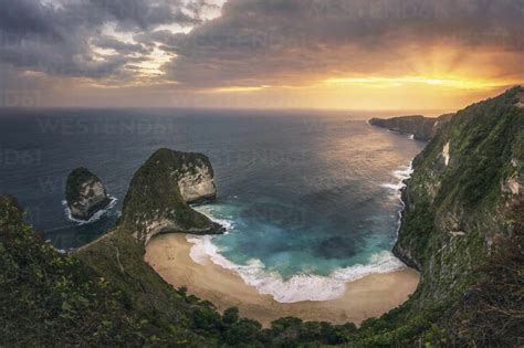 Indonesia, Bali, Nusa Penida, Scenic view of Kelingking Beach at sunset stock photo