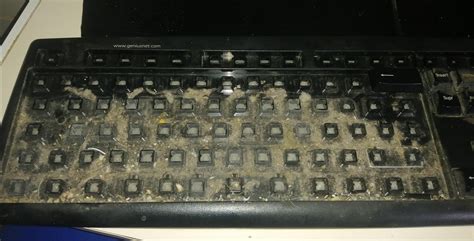 TIH how dirty my keyboard with 10 years of use is below the keys. Now i have to buy another even ...