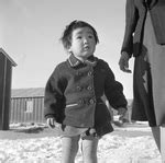 [Photo] Young Japanese-American Sachi Ohira of El Monte, California walking with her mother at ...