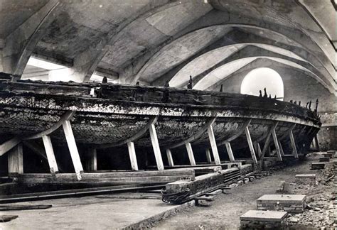 Italians viewing antique Emperor Caligula's Nemi ships, 1932 - Rare Historical Photos