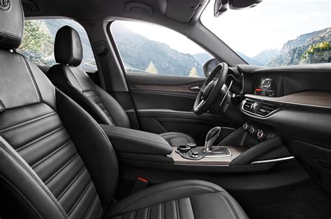 2018 Alfa Romeo Stelvio Q4 interior 02 - Motor Trend en Español