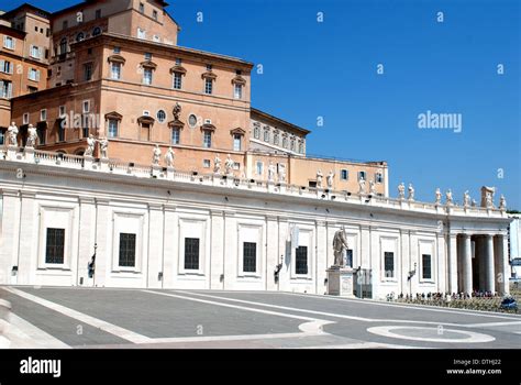 Statue of St. Peter in Vatican Stock Photo - Alamy