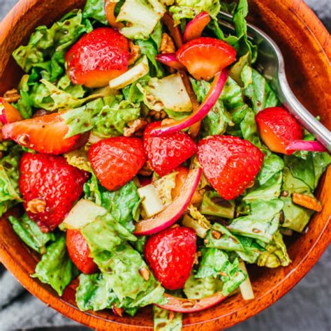 Strawberry Salad With Balsamic Dressing - Savory Tooth