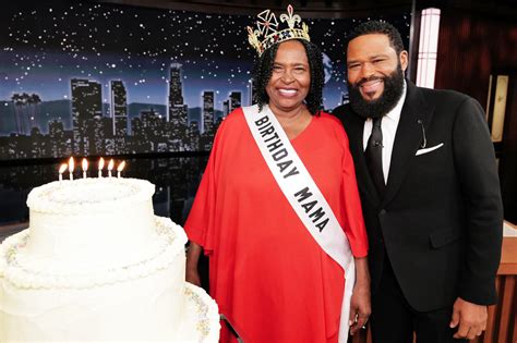 Anthony Anderson's mom, Doris Bowman, keeps Emmys speeches on time