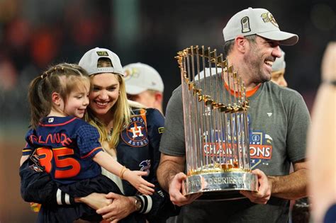 Kate Upton kisses Justin Verlander after Astros win World Series