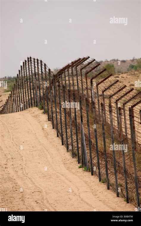 India pakistan border hi-res stock photography and images - Alamy