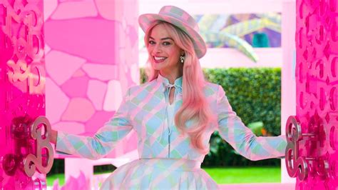 Watch Margot Robbie’s Barbie Dreamhouse Tour