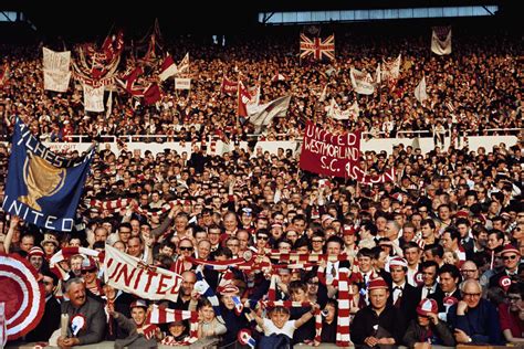 Faces In The Crowd: Manchester United Fans 1948-1980 - Flashbak