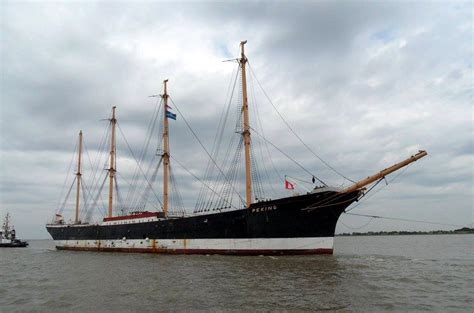 Video: Historic Sailing Ship Arrives in Hamburg, Germany