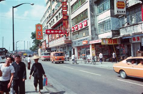 30 Interesting Color Photographs Capture Street Scenes of Hong Kong in ...