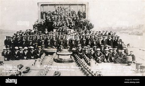 Group photo, HMS Dauntless, officers and crew on deck Stock Photo - Alamy