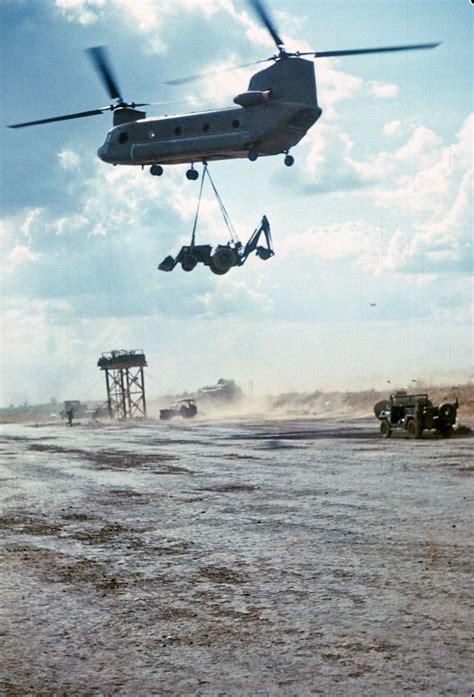 US Army Boeing CH-47 Chinook with attached equipment for transport | Vietnam, Helicopteros