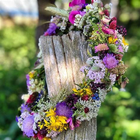 Credit @tradgardstid #midsommar #midsommarkrans #midsummer #wreath # ...