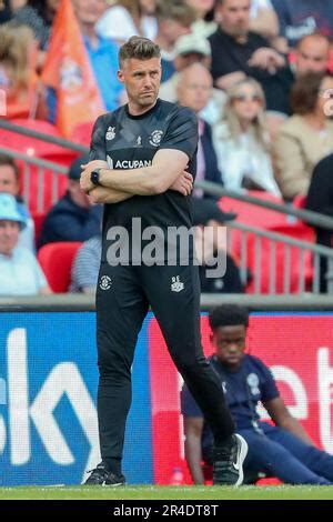 Luton Town manager Rob Edwards during the Premier League match at ...