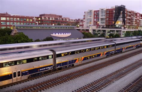 File:Amtrak Trains Passing at Emeryville Station.jpg - Wikipedia