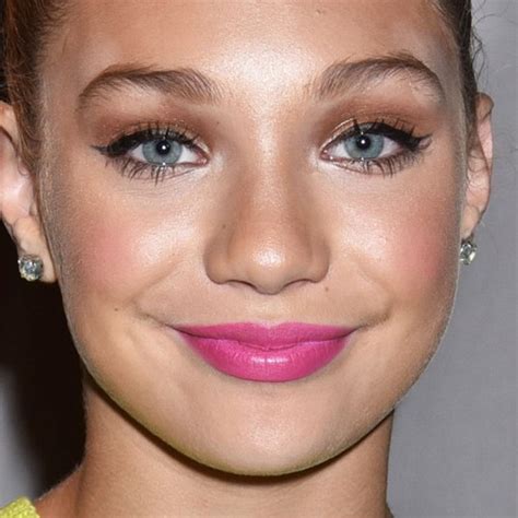 Maddie Ziegler Makeup: Black Eyeshadow, Brown Eyeshadow & Hot Pink Lipstick | Steal Her Style