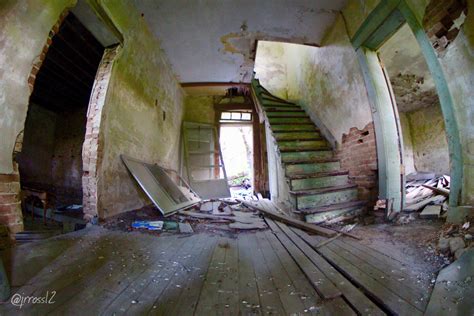 Inside of an abandoned house in Missouri. [OC] (1920x1280) : r/AbandonedPorn