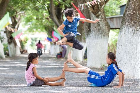 Kids are playing #mekong #mekongdelta #kidsareplaying #littlekids #drivevietnam #locallife ...