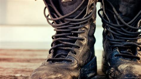 How to Lace Up Boots: The Complete Guide - TheGearHunt