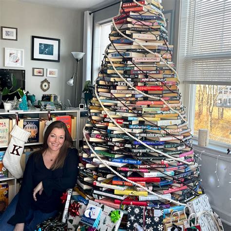 Video This Christmas tree is built out of books and it sleighs - ABC News