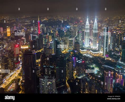 Night view of petronas twin towers hi-res stock photography and images ...