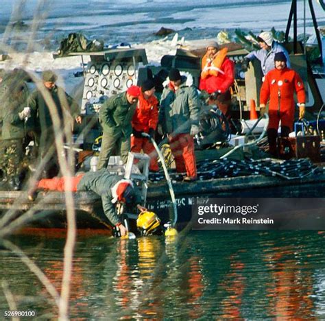 Air Florida Flight 90 Survivors Photos and Premium High Res Pictures ...