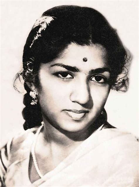 Lata Mangeshkar Biography – Age, DOB, Height, Weight, Family, Husband ...