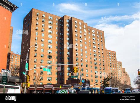 Housing projects new york city hi-res stock photography and images - Alamy