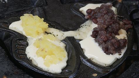 Korean Street Food - Fish-shaped bread with Custard Cream and Red Bean f... | Food, Street food ...