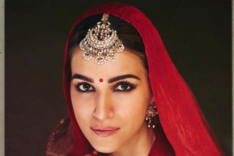 Kriti Sanon representing Indian culture in Kashi - MidstLive