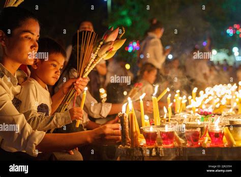 A mother and daughter celebrating Cambodia's Pchum Ben festival with lighting candles Stock ...