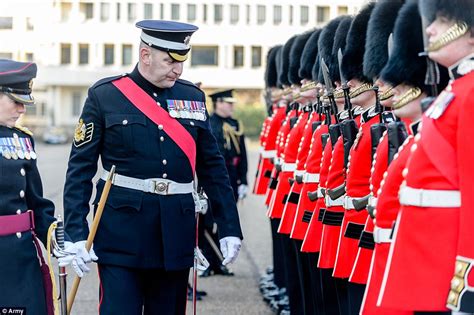 Queen's Guard battle winter wearing their summer uniforms | Daily Mail Online