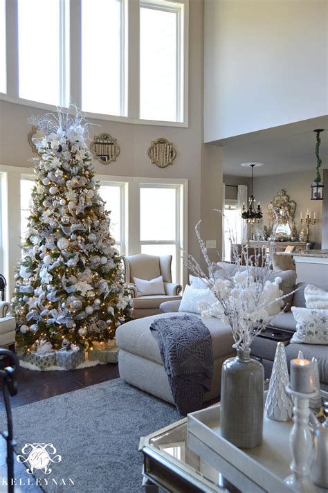 Small Living Room Christmas Decorating Ideas - 25 Stylish And Cozy ...