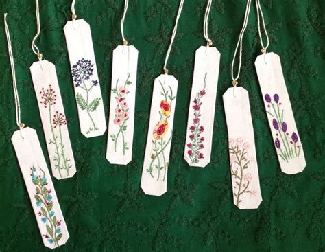 embroidery on bookmarks | Bordados a mão, Artesanato, Letras com flores