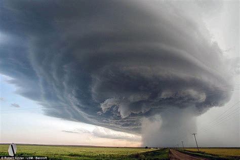 Incredible time-lapse footage of supercell storm forming over Kansas ...