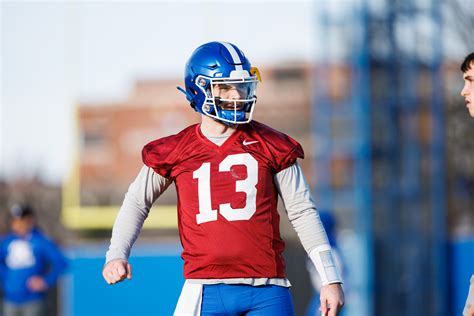 Mark Stoops says Devin Leary looked 'really good' in first Kentucky practice - On3