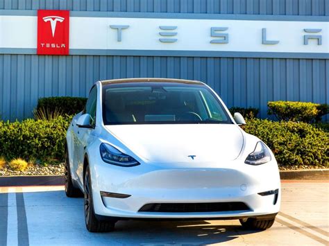 Cathie Wood Sees Tesla Stock Hitting $500 By 2026 Even Without ...