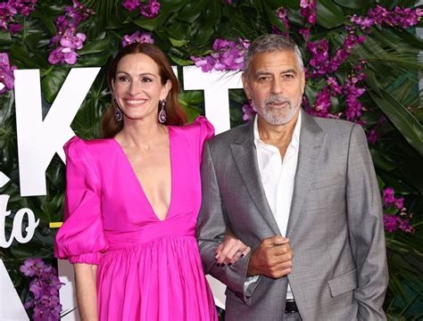 Julia Roberts Celebrates Her Longtime Friend George Clooney by Wearing a Dress Covered in ...