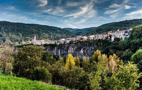 Let's travel the world!: The city of rocks: Castellfollit de la Roca ...