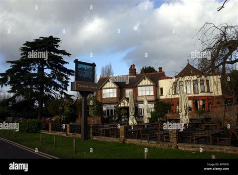 Thames court pub shepperton surrey Stock Photo - Alamy