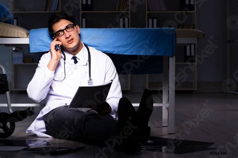 Doctor working night shift in hospital after long hours - stock photo 204399 | Crushpixel