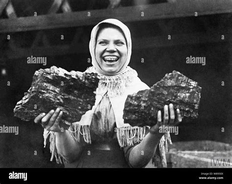 Vintage World War 1 photo of female workers Stock Photo - Alamy